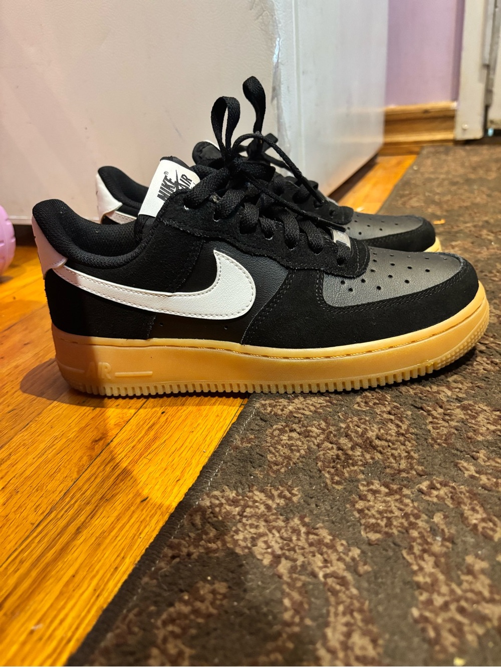 SALE ‼️Nike Air Force 1'07 LV8 Men’s size 6 (women’s 7.5) black/Gum sole